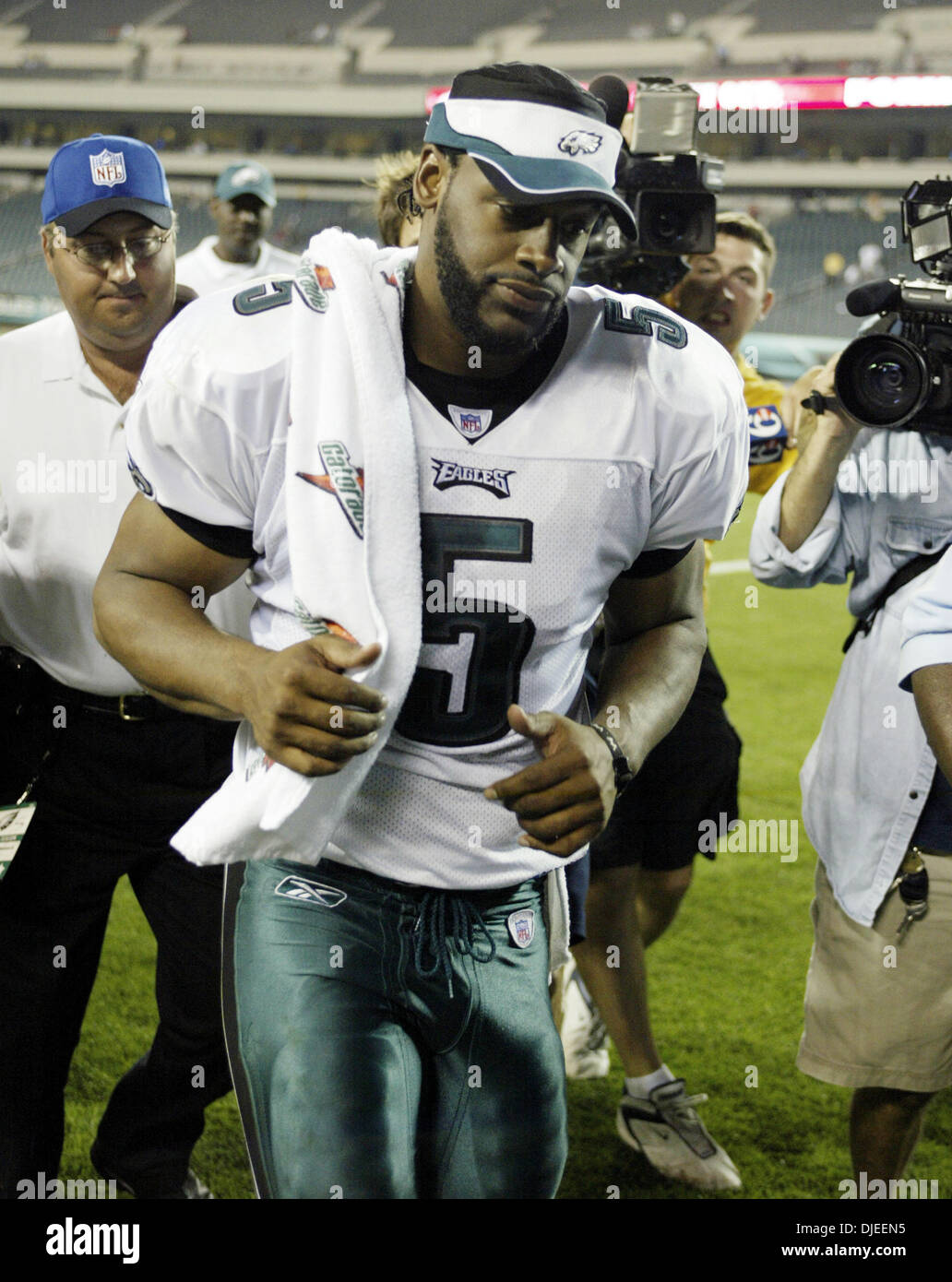 Sep 12, 2004; Philadelphia, PA, Stati Uniti d'America; aquile' quarterback DONOVAN MCNABB (5) lascia il campo dopo New York Giants v. Philadelphia Eagles del gioco del calcio presso il Lincoln Financial Field di Philadelphia, PA, domenica 12 settembre, 2004. Le aquile sconfitto il Giants 31-17. Foto Stock