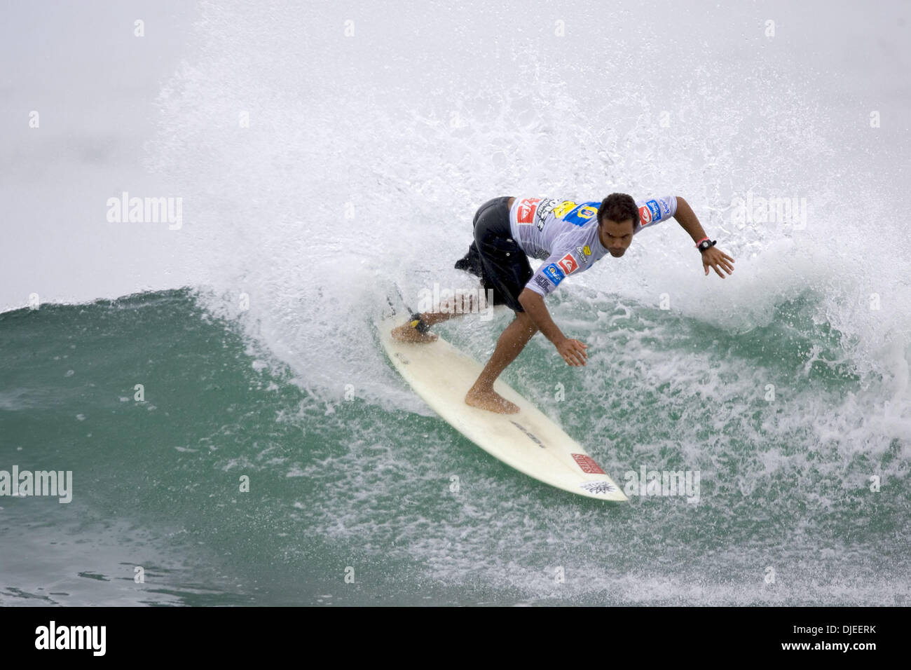 Sep 15, 2004; San Clemente, CA, Stati Uniti d'America; Surfer VICTOR RIBAS collocata una stretta secondo per Australian Jake Paterson nella sua apertura rotonda calore del Boost Mobile Pro a tralicci inferiore. Ribas avanzate per il 'sudden morte" round. Foto Stock