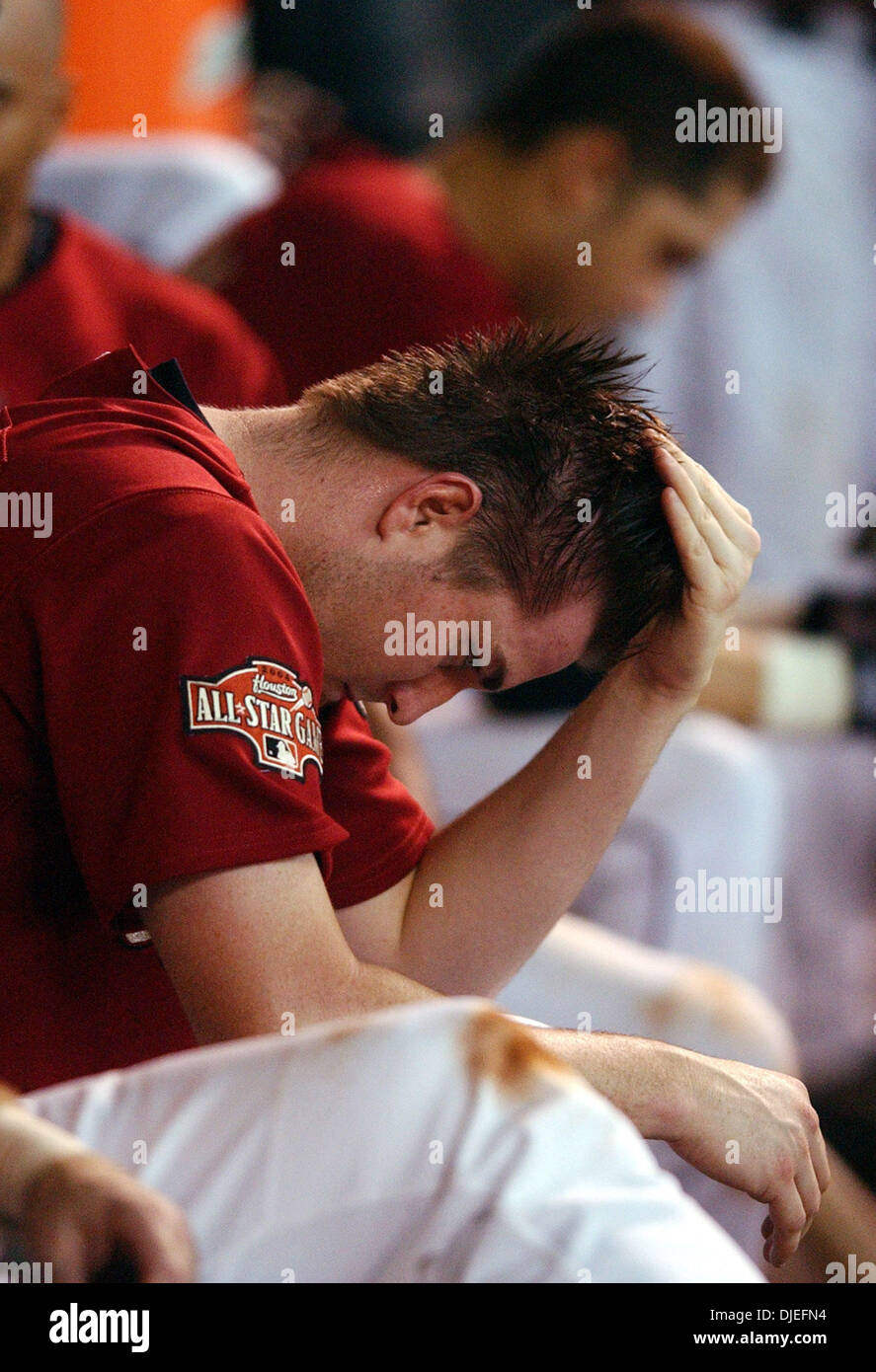 Oct 10, 2004; Houston, TX, Stati Uniti d'America; MLB Baseball: Houston Astros Chad Qualls abbassa la sua testa come Astros perdere il piombo nel fondo del settimo inning al Minute Maid Park a Houston. Foto Stock