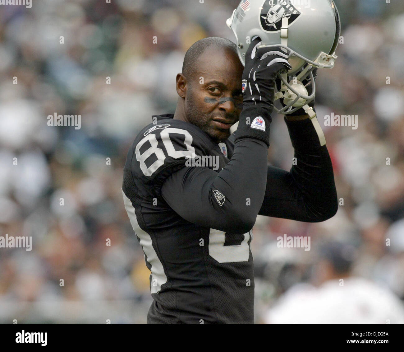 Oct 17, 2004; Oakland, CA, Stati Uniti d'America; NFL Football: Jerry Rice teste per il campo del quarto trimestre forse la sua ultima partita come un predatore. Con nessuna delle catture di oggi. Foto scattata durante i raider vs Broncos gioco presso la Network Associates Coliseum. Foto Stock