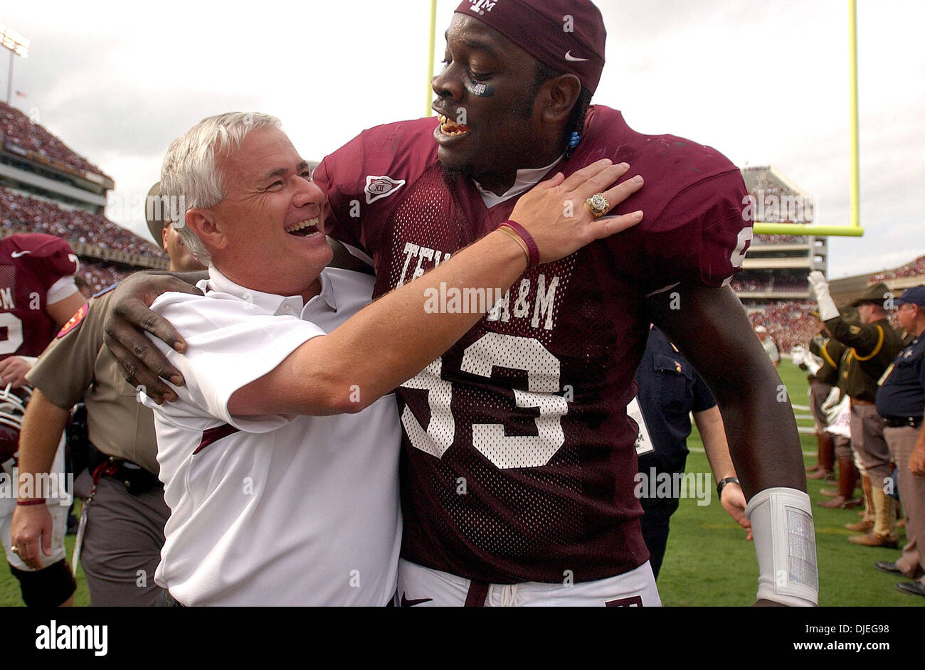 Oct 23, 2004; College Station, TX, Stati Uniti d'America; NCAA College Foootball - Texas A&M capo allenatore di calcio Dennis Franchione difensiva e lineman Jorrie Adams celebrano il loro lavoro straordinario vittoria su Colorado in College Station su Sabato, Ottobre 23, 2004. Texas A&M è classificato diciassettesimo nella nazione. Foto Stock