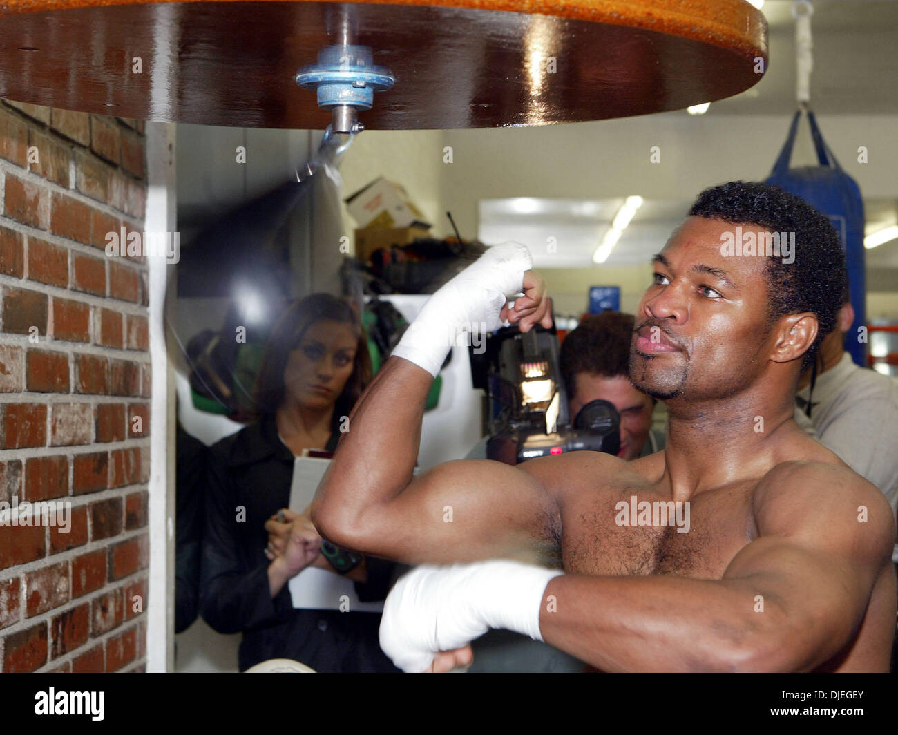 03 nov 2004; Van Nuys, CA, Stati Uniti d'America; Boxer " zucchero " SHANE MOSLEY che lavora fuori in Van Nuys. Mosley si sta preparando per il suo prossimo rematch contro Winky Wright per il WBC/WBA Super Welterweight Championship su nov. 20, 2004 al Mandalay Bay hotel di Las Vegas. Foto Stock