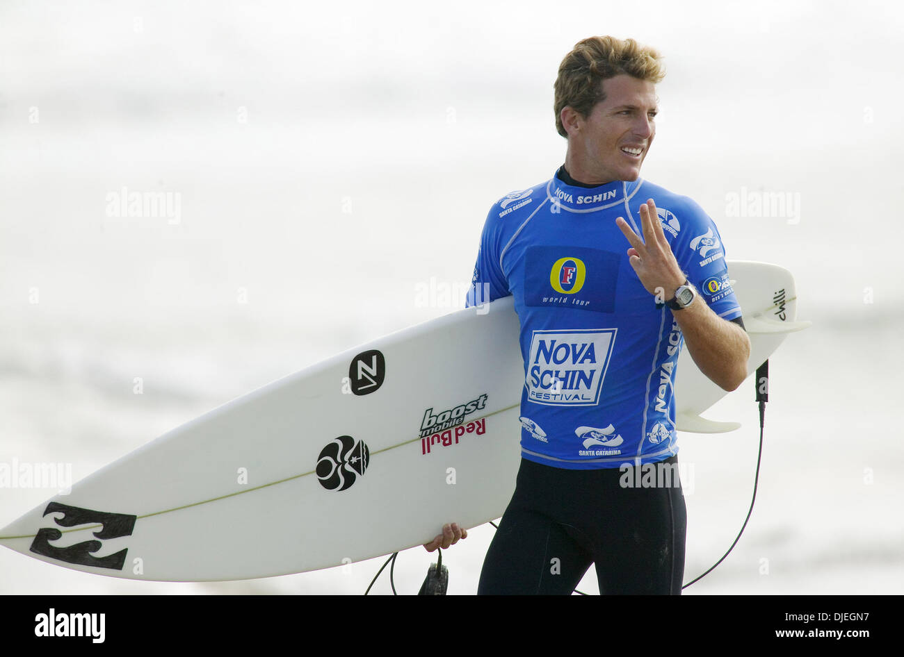 Nov 02, 2010 - Joaquina, Floriapa, Brasile - Il mondo del surf piange la morte di un incredibilmente triste perdita di oggi con la notizia che le Hawaii di Andy il ferro da stiro è morto. Andy è stato un amato marito e un vero campione. Ferri da stiro, 32, ha ritirato da un professionista evento surfing in Puerto Rico lo scorso fine settimana a causa di una malattia e morì durante una sosta lungo il tragitto a casa sua in Kauai, Hawaii. Egli aveva reportedl Foto Stock