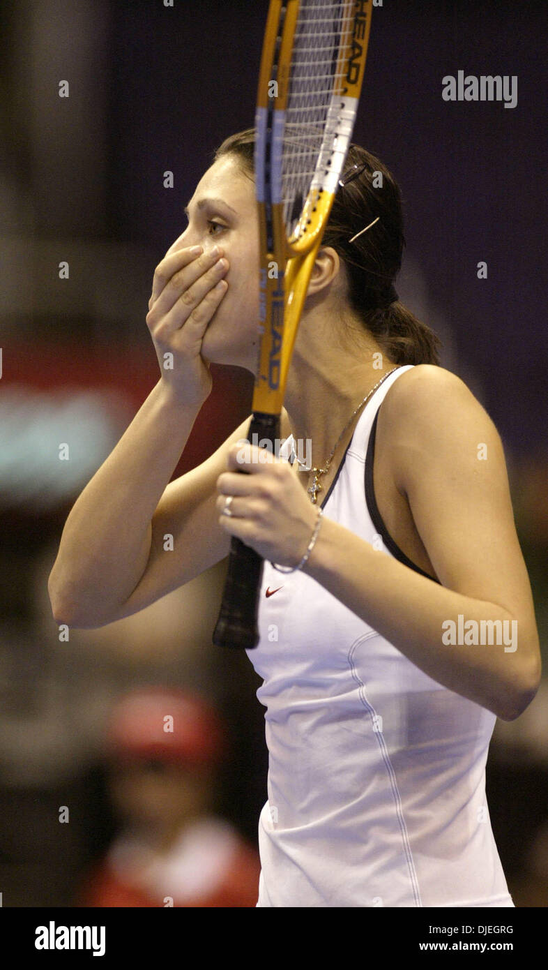 Nov 11, 2004; Los Angeles, CA, Stati Uniti d'America; Anastasia MYSKINA gioca Lindsay Davenport degli Stati Uniti durante il 2004 WTA Tour Championships Sabato 13 Novembre 2004 presso lo Staples Center di Los Angeles, California. Foto Stock