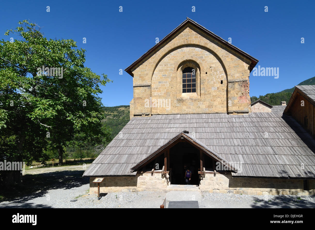 Chiesa Romanica Di Abbazia Di Boscodon O Abbazia Notre-Dame De Boscodon Monastero Benedettino Vicino Crots Embrum Hautes-Alpes O Hautes Alps France Foto Stock