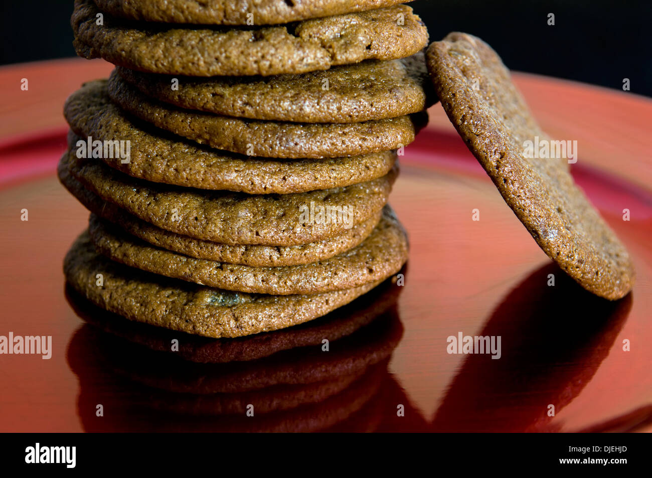 Home fatta di cioccolato e biscotti allo zenzero sulla targhetta rossa Foto Stock
