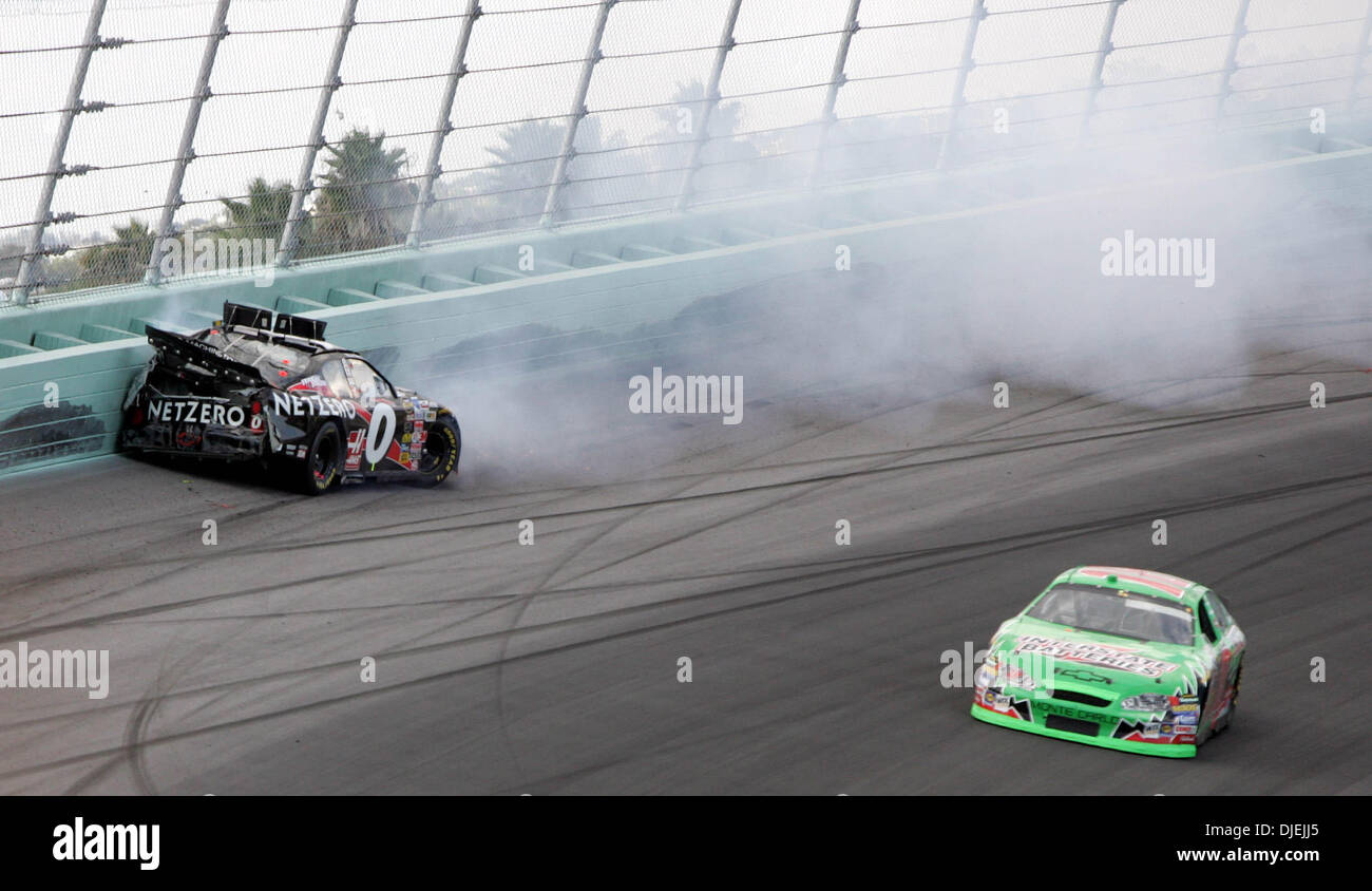 Nov 21, 2004; Homestead, FL, Stati Uniti d'America; MIKE BLISS #0 colpisce la parete duro tra spire 1 e 2 Domenica durante la Ford 400 a Homestead-Miami Speedway. Passando a destra è #18 Bobby Labonte. Foto Stock