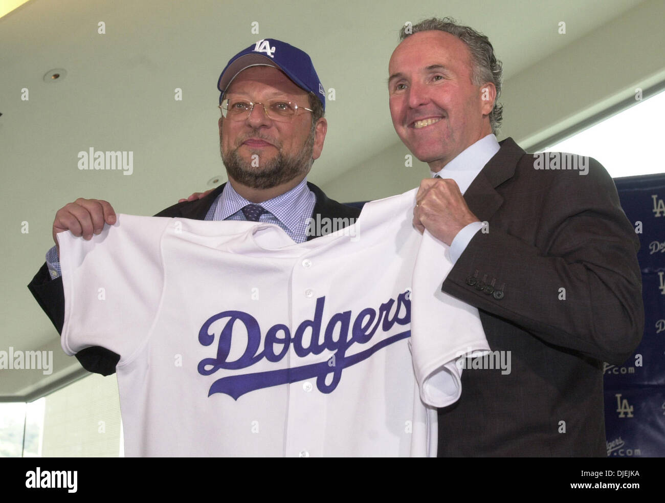 Nov 22, 2004; Los Angeles, CA, Stati Uniti d'America; Los Angeles Dodgers patron Frank McCOURT (R) introduce Emmy Award-winning emittente CHARLEY Steiner, un ex ESPN ancoraggio/reporter e New York Yankees emittente, come il team della nuovissima emittente sia per la televisione e la radio, in conferenza stampa presso il Los Angeles Dodgers club. Foto Stock