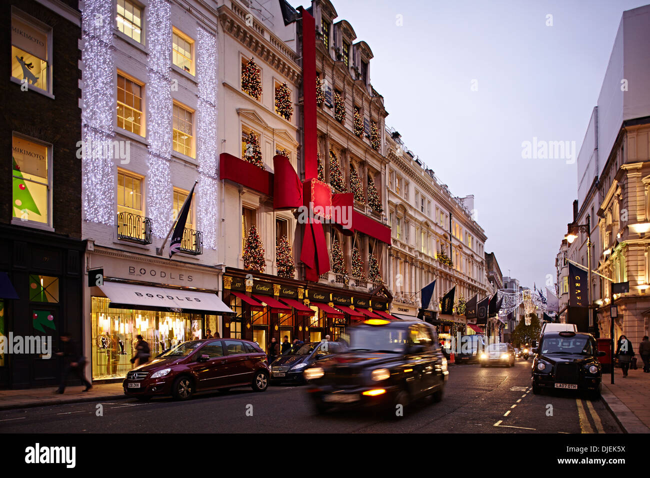 Taxi, Scene di strada, Old Bond Street, Londra, Inghilterra, Regno Unito, Natale, shopping, l'inverno. Foto Stock