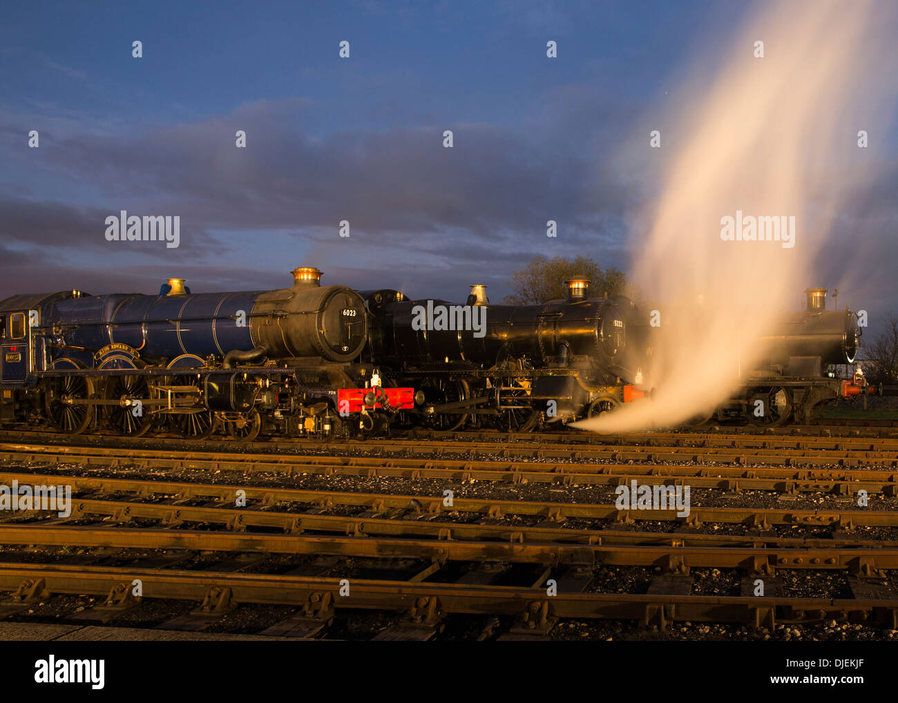 GWR conserve di locomotive a vapore 6023 'King Edward II', 43xx classe 2-6-0 5322 & Collett Classe 5600 0-6-2T t6697 su un capannone di notte Foto Stock