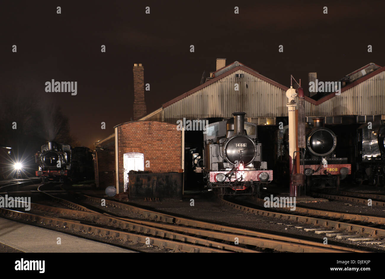 GWR 1400 Classe 0-4-2T n. 1466 & 7800 Classe 4-6-0 No.7808 Cookham Manor su capannone a Didcot durante la notte Foto Stock