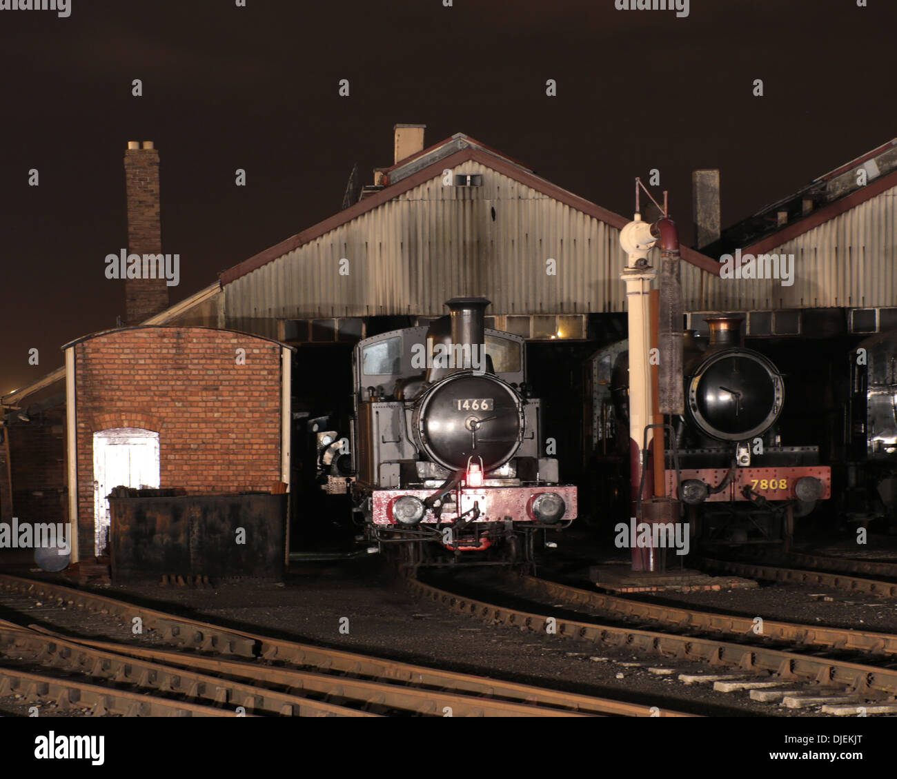 GWR 1400 Classe 0-4-2T n. 1466 & 7800 Classe 4-6-0 No.7808 Cookham Manor su capannone a Didcot durante la notte Foto Stock