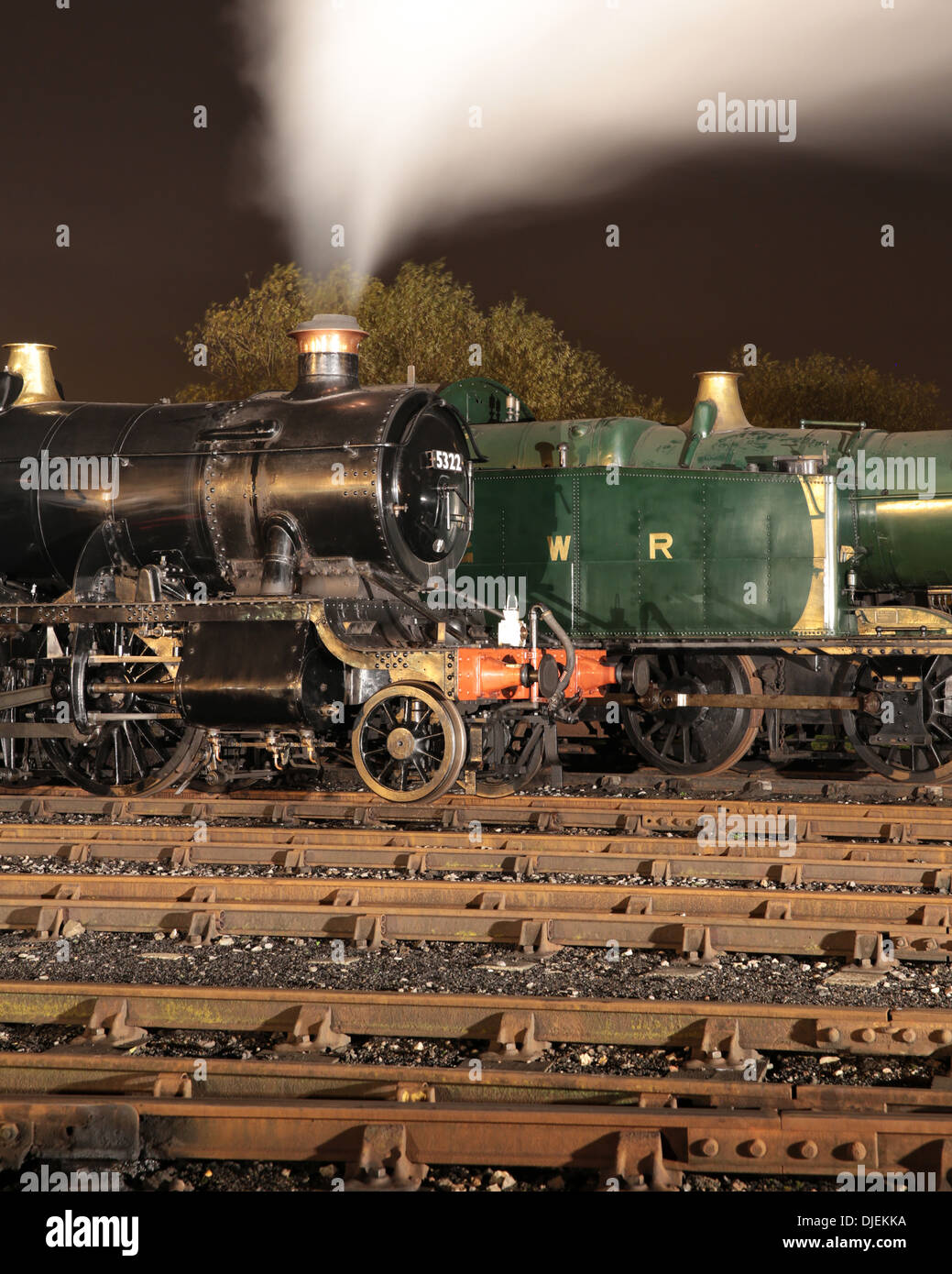 GWR conserve di locomotive a vapore43xx Classe 2-6-0 5322 & Collett Classe 5600 0-6-2T serbatoio del motore6697 su un capannone di notte Foto Stock