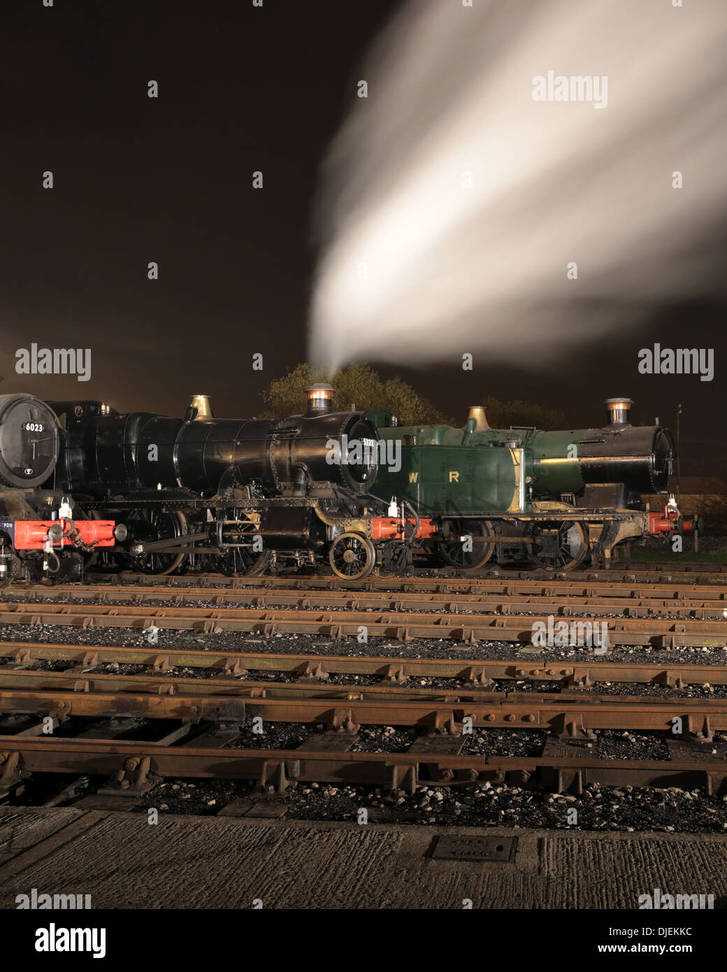 GWR conserve di locomotive a vapore 6023 'King Edward II', 43xx classe 2-6-0 5322 & Collett Classe 5600 0-6-2T 6697 su un capannone di notte Foto Stock