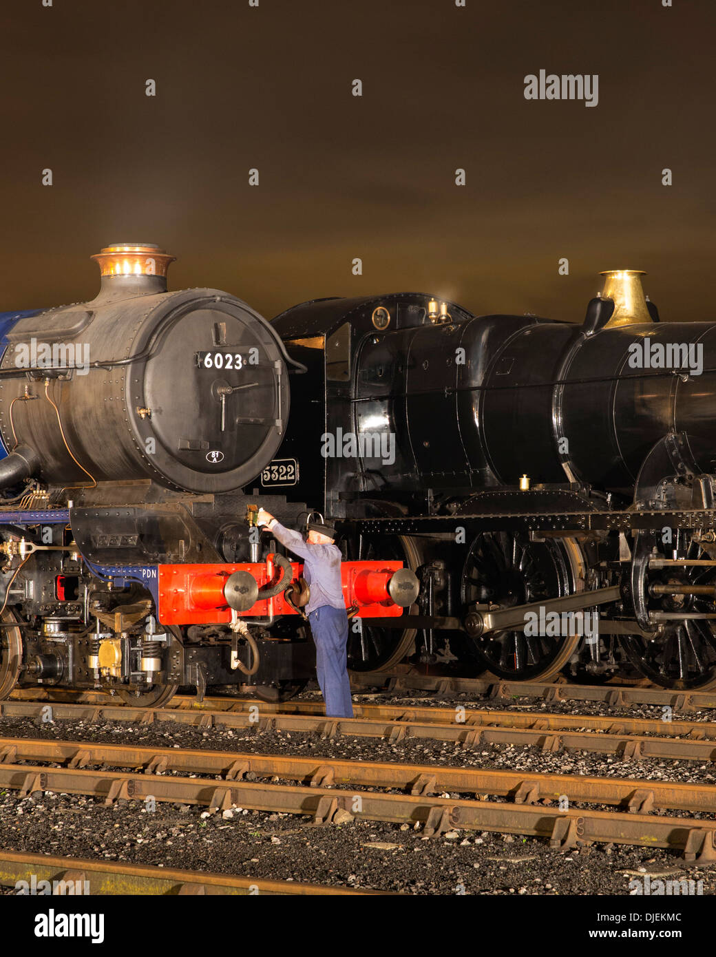 GWR conserve di locomotive a vapore 6023 'King Edward II' e 43xx classe 2-6-0 5322 Foto Stock