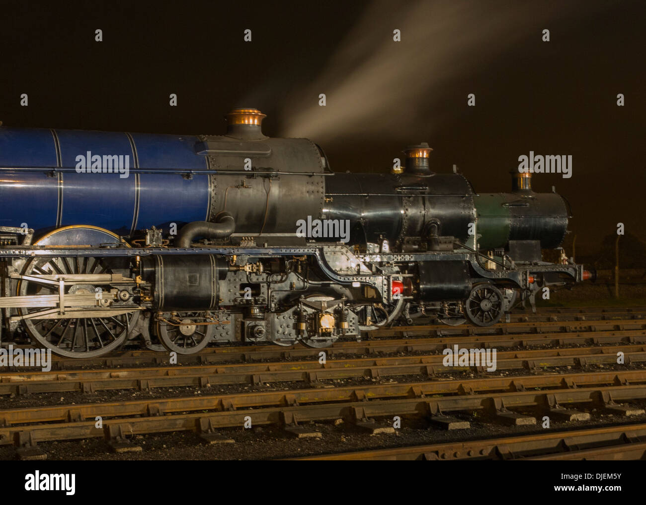 GWR conserve di locomotive a vapore 6023 'King Edward II', 43xx classe 2-6-0 5322 & Collett Classe 5600 0-6-2T 6697 su un capannone di notte Foto Stock