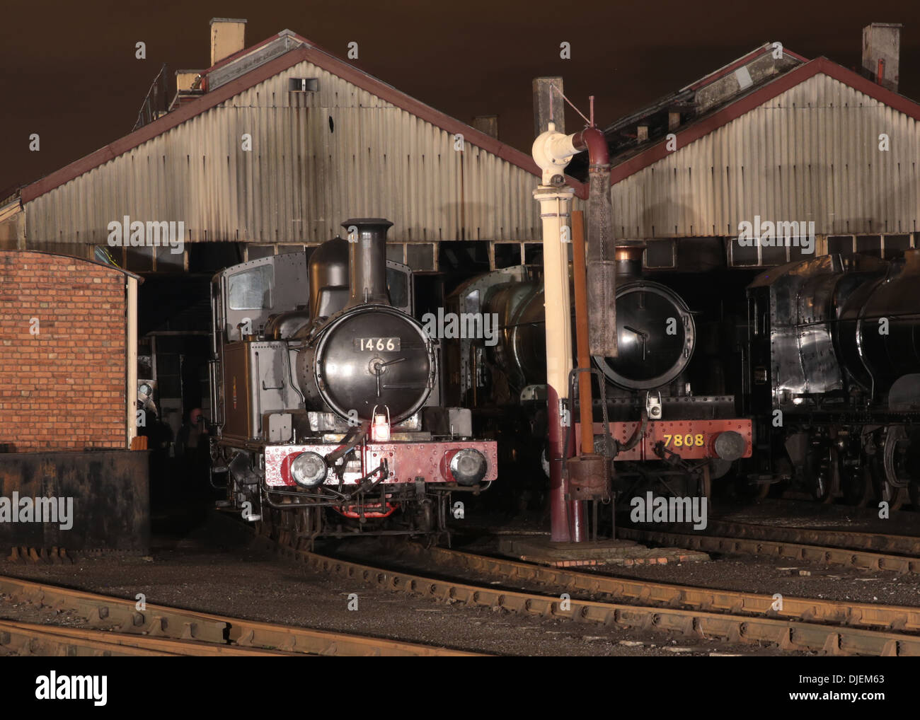 GWR 1400 Classe 0-4-2T n. 1466 & 7800 Classe 4-6-0 No.7808 Cookham Manor su capannone a Didcot durante la notte Foto Stock