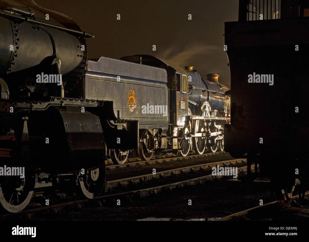 GWR re classe 4-6-0 conserve di locomotiva a vapore n. 6023 "King Edward II' su un capannone di notte Foto Stock