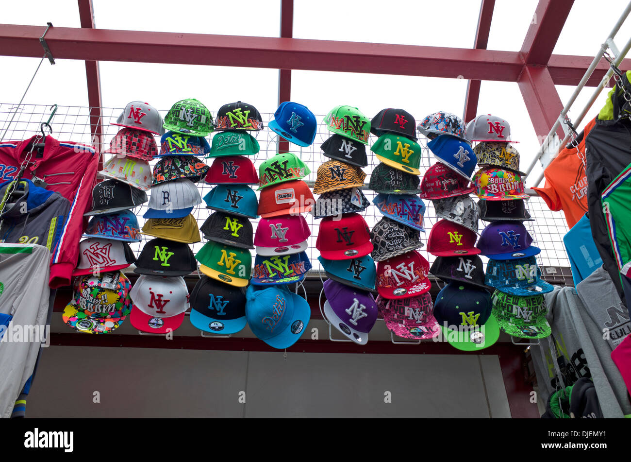 Visualizzazione di NY city flat colmato cappelli per la vendita in un polacco outdoor street market. Tomaszow Mazowiecki Polonia centrale Foto Stock