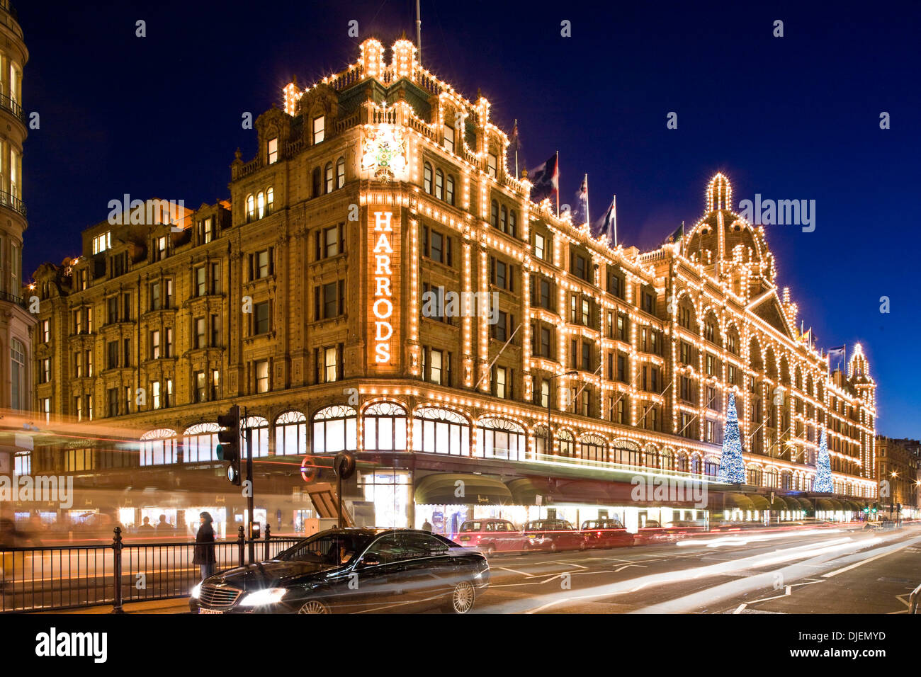 Harrods a Londra, Inghilterra, Regno Unito, tempo di esposizione lungo di Harrods esterno Luci di Natale, Shopping, sera e notte, inverno Foto Stock