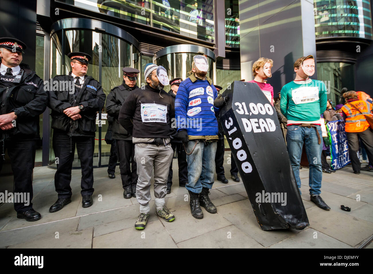 La povertà di carburante marcia di protesta a NPower uffici a Londra Foto Stock