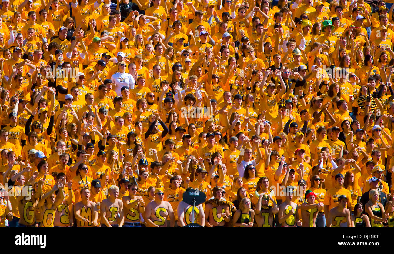 Sep 15, 2007 - Columbia, MO, Stati Uniti d'America - Gli studenti del Tigri Mizzou Lair tifare per le tigri. La Missouri Tigers sconfitto Western Michigan 52-24 nel loro season opener in campo Faurot, che li conduce a una perfetta 3-0 stagione sabato. Mizzou è ora 25 in entrambe la Associated Press e ESPN/USA Today allenatori sondaggi. (Credito Immagine: © Patrick T Fallon/ZUMA Press) Foto Stock