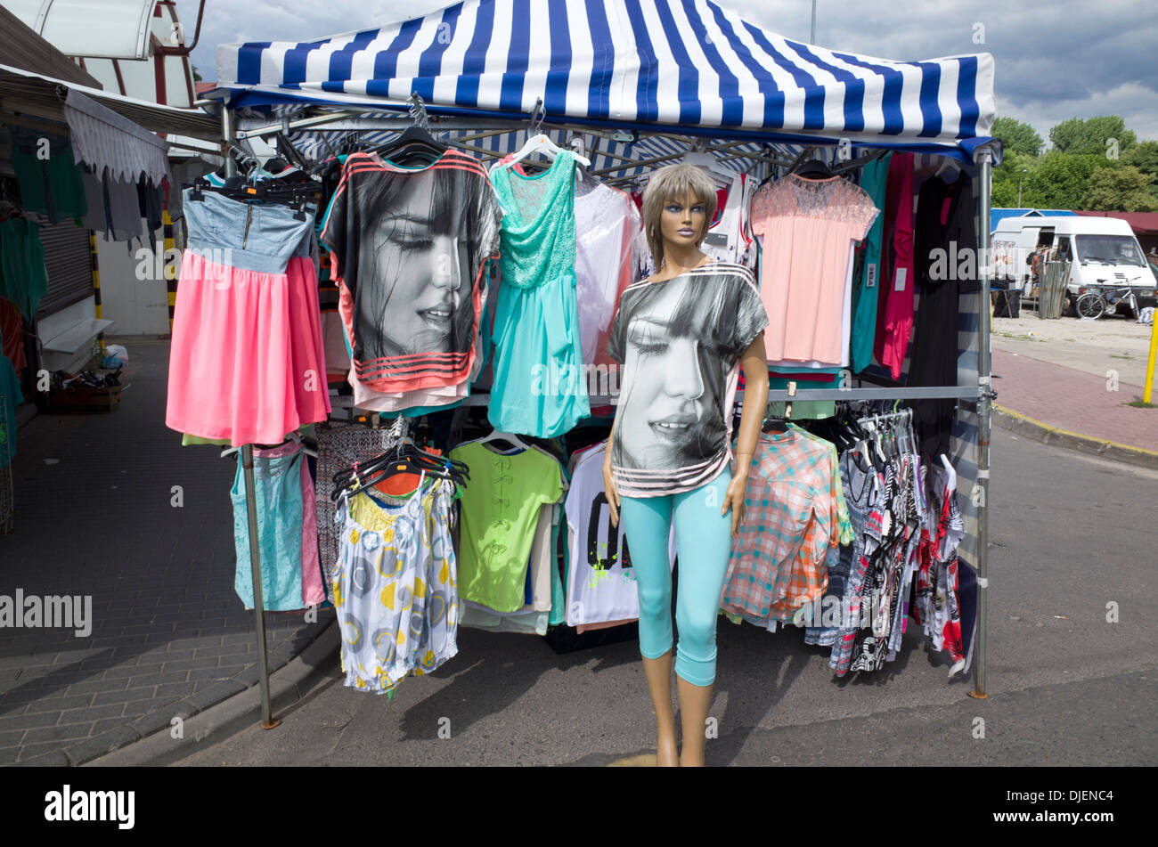 Manichino indossare una t-shirt coperto con full face graphic al di fuori di un marciapiede negozio di abbigliamento. Tomaszow Mazowiecki Polonia centrale Foto Stock
