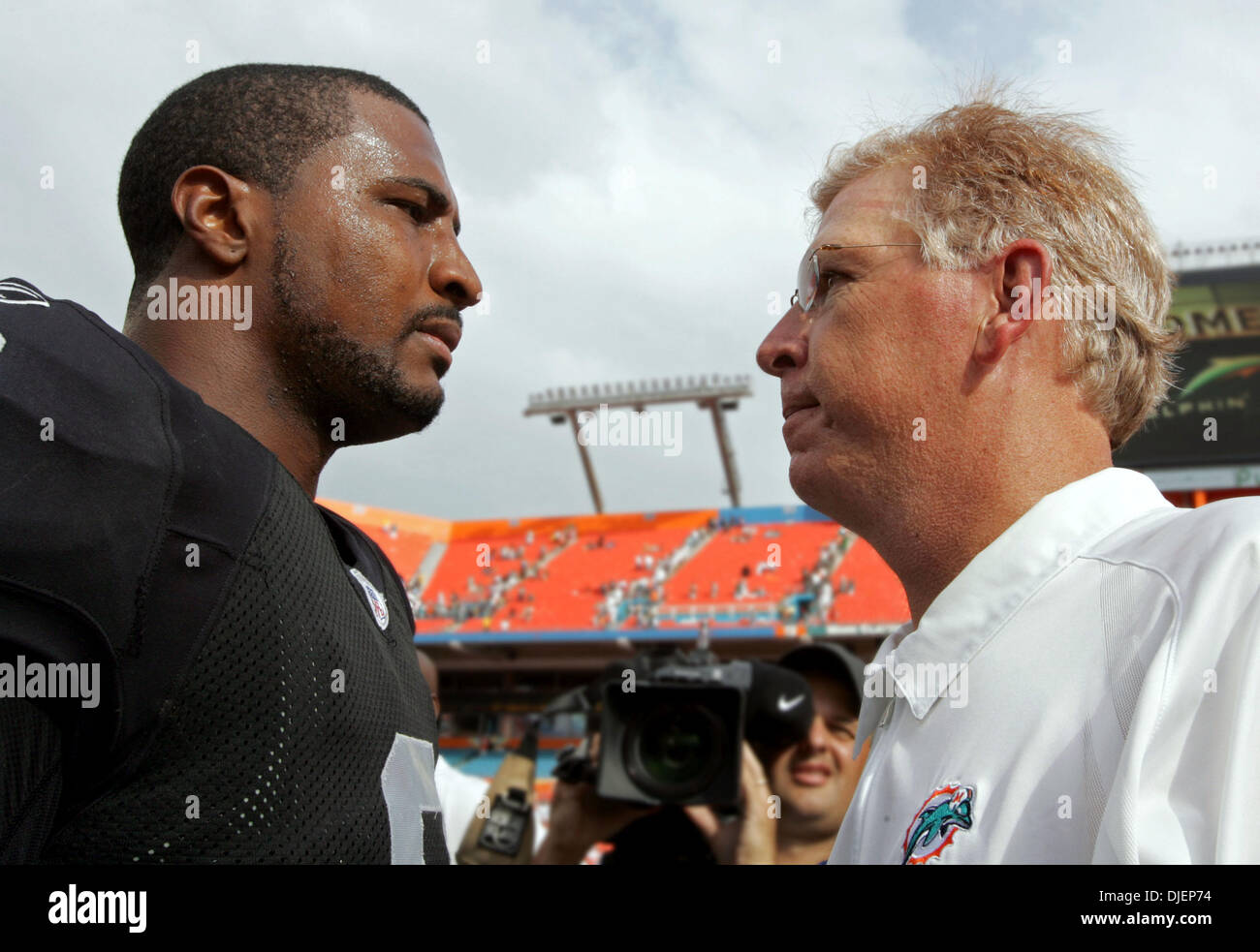 Sep 30, 2007 - Miami, FL, Stati Uniti d'America - Predatori DAUTE CULPEPPER e delfini head coach CAM CAMERON parte modi dopo un incontro a metà campo dopo i raider 35-17 win piombo da Culpeppers tre touchdowns rushing e due passaggi per ex delfino WR Jerry Porter. (Credito Immagine: © Allen Eyestone/Palm Beach post/ZUMA Premere) Restrizioni: USA diritti tabloid fuori! Foto Stock