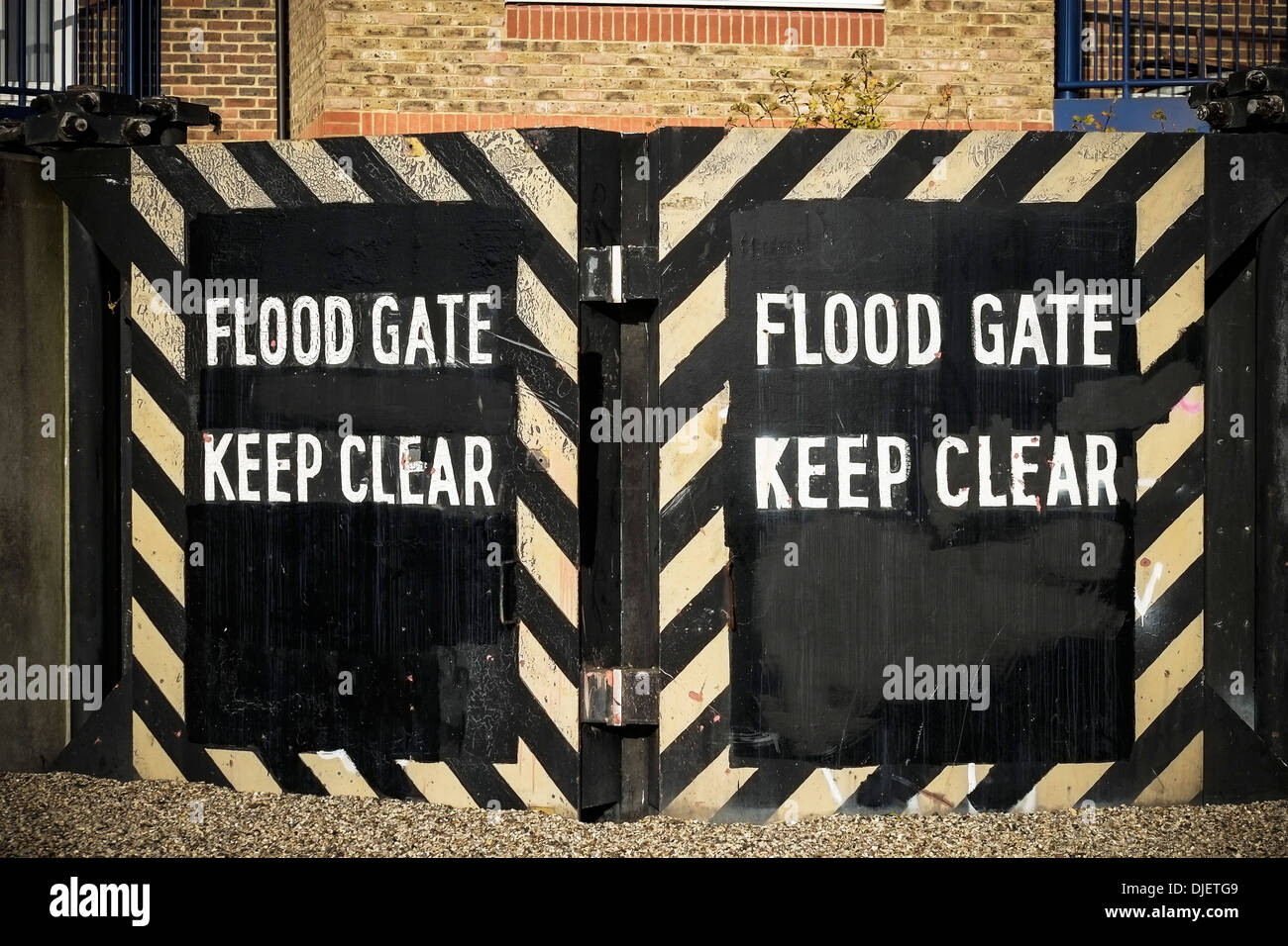 Le misure di difesa contro le inondazioni sul Fiume Tamigi a Grays Essex. Foto Stock