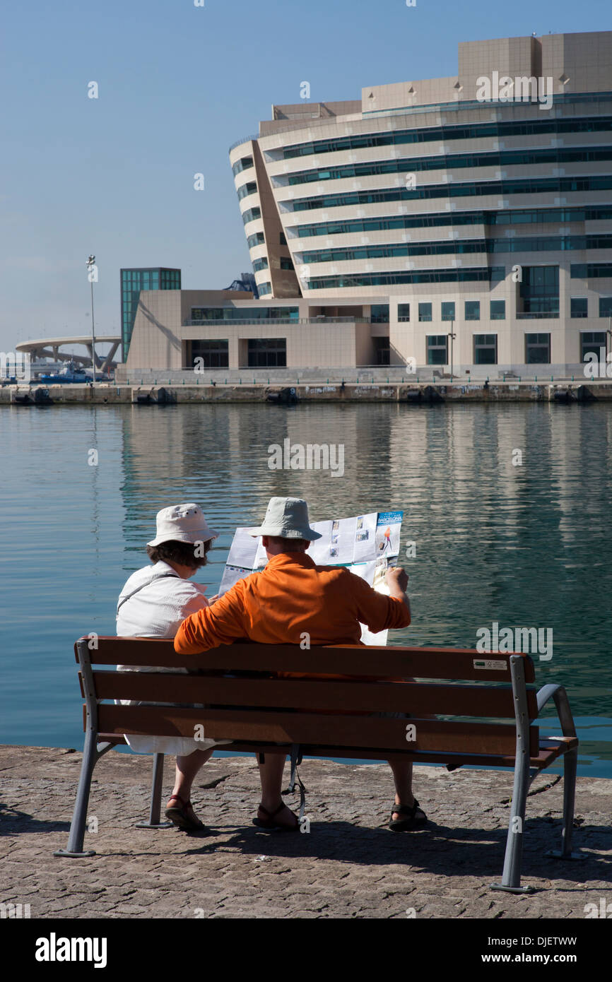 I turisti alla ricerca di mappa, Barcellona Foto Stock