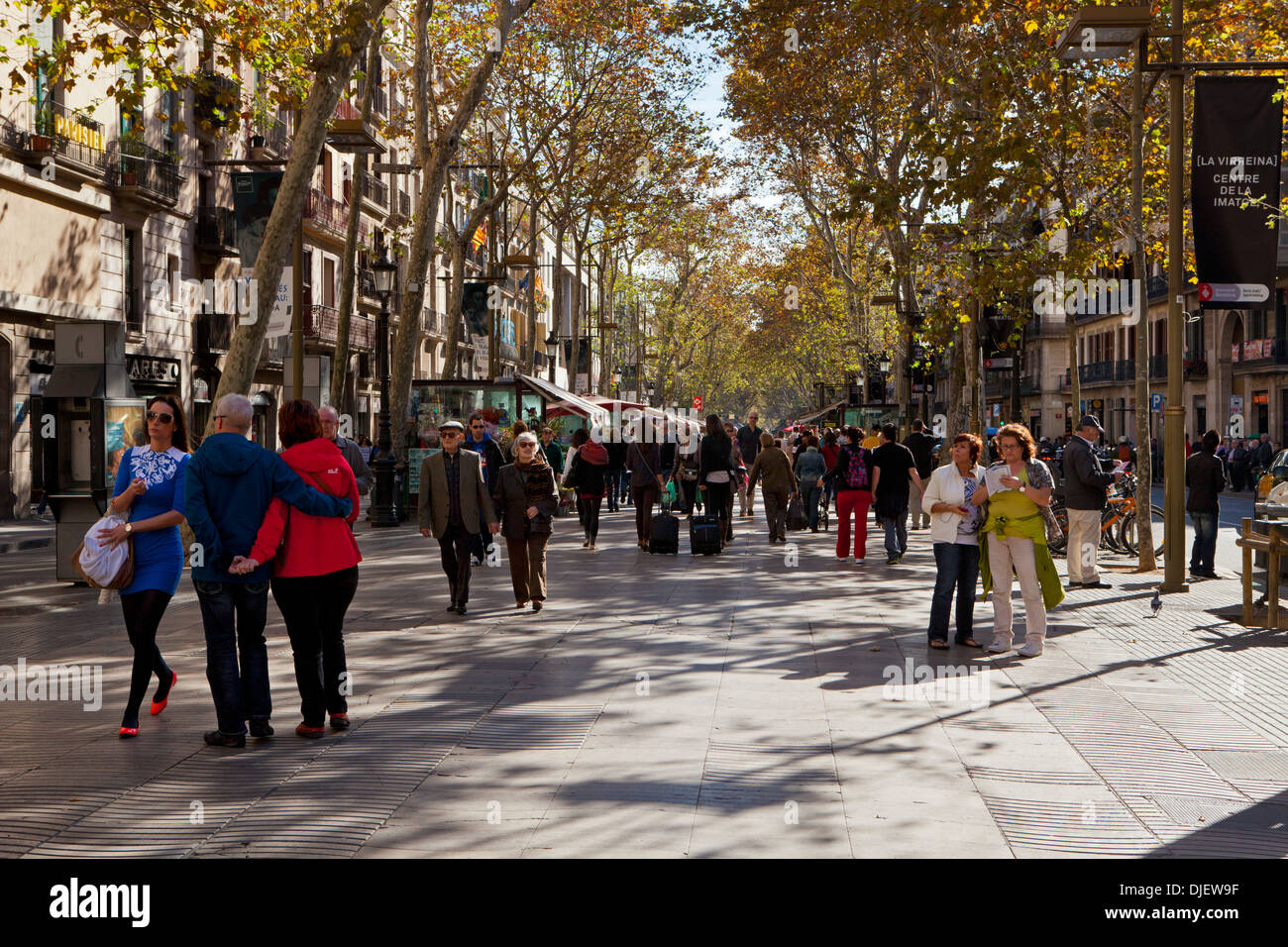 Persone che passeggiano a Las Ramblas, Barcelona Foto Stock