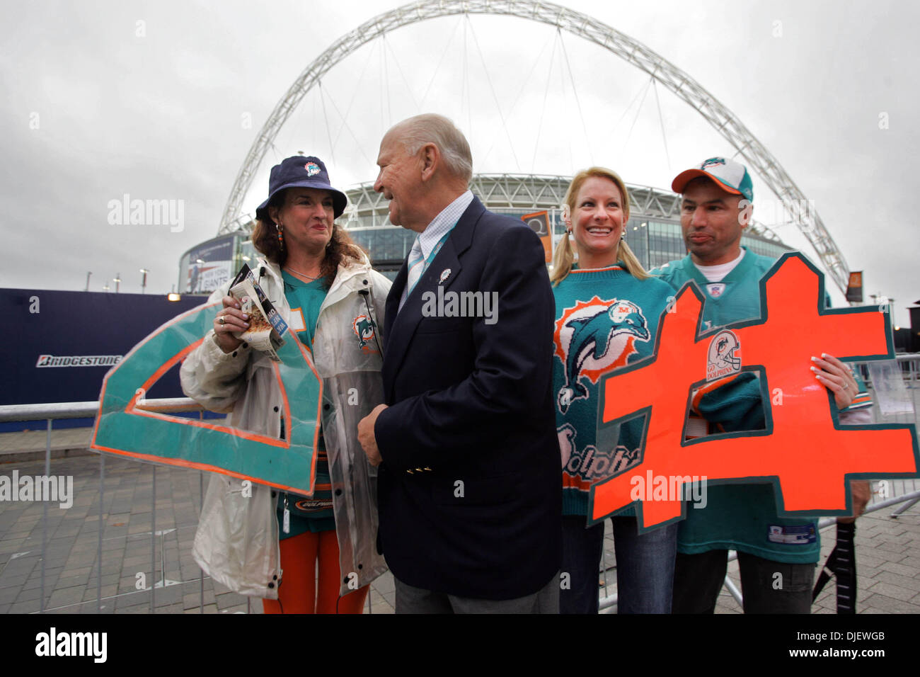 28 ott 2007 - Londra, Inghilterra, Regno Unito - JANICE HUDAK di Fort Lauderdale è stordito dall incontro con i Delfini proprietario WAYNE HUIZENGA nel portellone party zone al di fuori dallo stadio di Wembley prima del gioco. Michelle e ricca Benedittis di New York a guardare. (Credito Immagine: © Allen Eyestone/Palm Beach post/ZUMA Premere) Restrizioni: USA diritti tabloid fuori! Foto Stock