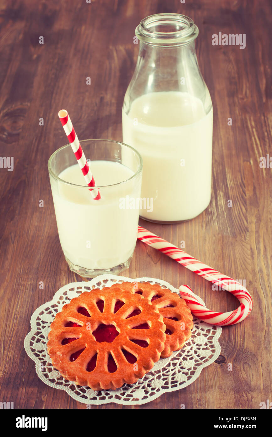 Cookie con il latte sul tavolo per Santa Foto Stock