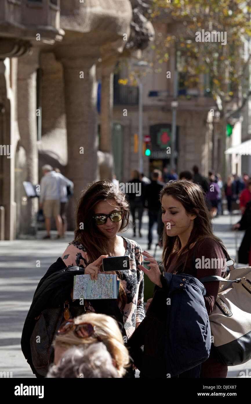 Due ragazze di scattare una foto di loro stessi a Barcellona, Spagna Foto Stock