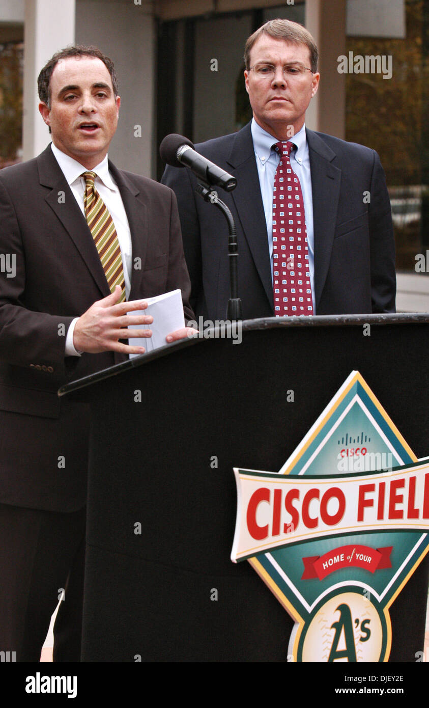 Novembre 8th, 2007 - Fremont, California, Stati Uniti d'America - A co-proprietario Keith Wolff e la Presidente Mike Crowley parlare di Oakland A's presentazione di una lunga attesa per applicazioni di sviluppo per la città di Fremont, durante una conferenza stampa al Fremont City Hall in Fremont, CA. Gio. nov. 8, 2007. Il 105-pagina documento delinea il ballclub i progetti preliminari per la costruzione di alloggi, retail sh Foto Stock