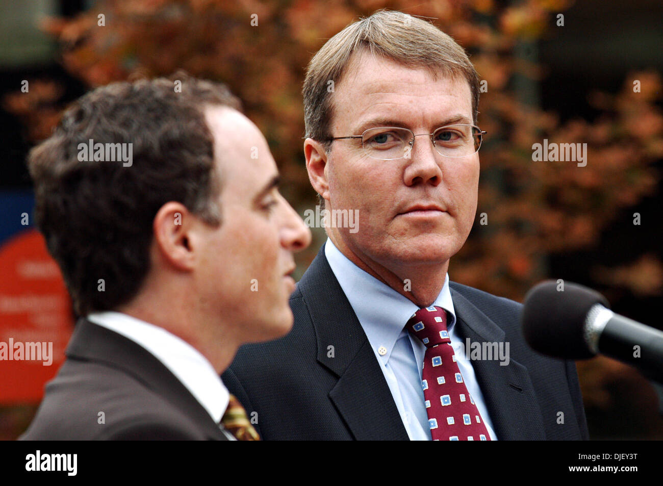 Novembre 8th, 2007 - Fremont, California, Stati Uniti d'America - La Presidente Mike Crowley (destra) ascolta come una di co-proprietario Keith Wolff parla di Oakland A's presentazione di una lunga attesa per applicazioni di sviluppo per la città di Fremont, durante una conferenza stampa al Fremont City Hall in Fremont, CA. Gio. nov. 8, 2007. Il 105-pagina documento delinea il ballclub i progetti preliminari per la sede, Foto Stock
