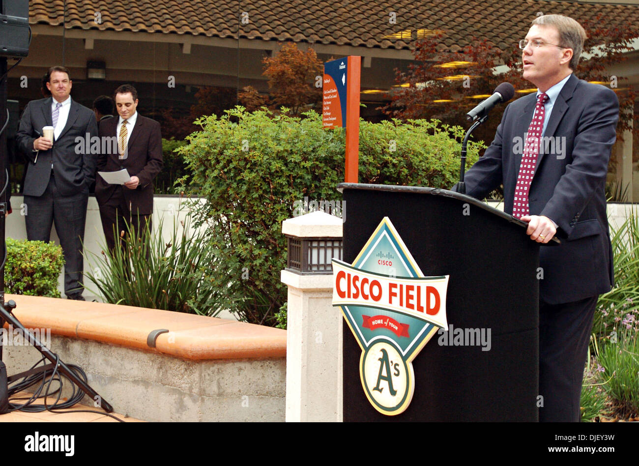 Novembre 8th, 2007 - Fremont, California, Stati Uniti d'America - Jim Cunneen e una di co-proprietario Keith Wolff ascoltare come il Presidente Mike Crowley parla di Oakland A's presentazione di una lunga attesa per applicazioni di sviluppo per la città di Fremont, durante una conferenza stampa al Fremont City Hall in Fremont, CA. Gio. nov. 8, 2007. Il 105-pagina documento delinea il ballclub i progetti preliminari per bui Foto Stock