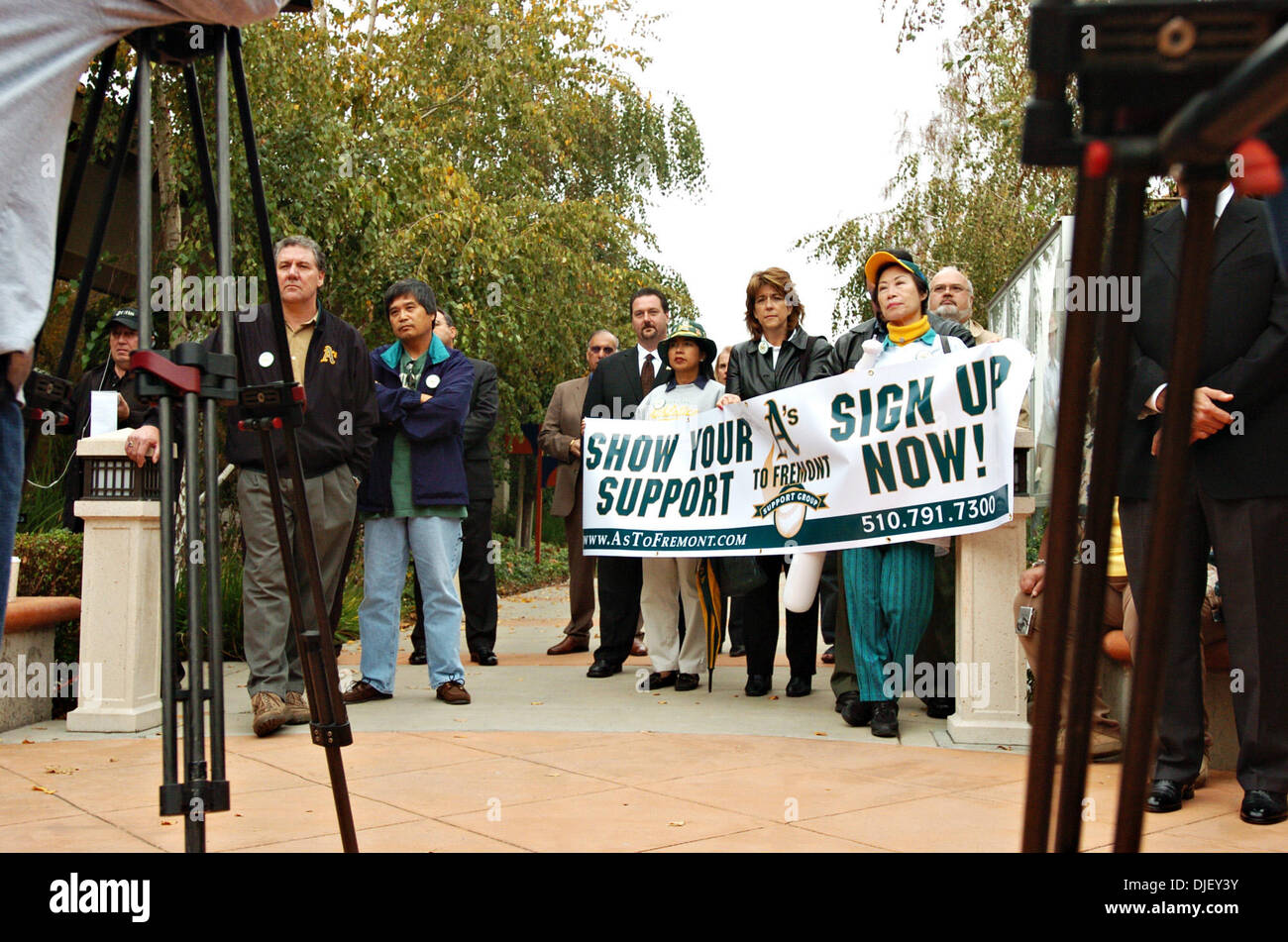 Novembre 8th, 2007 - Fremont, California, Stati Uniti d'America - una piccola cerchia di sostenitori di ascoltare come il co-proprietario Keith Wolff e la Presidente Mike Crowley Oakland parlare a mezzo di una lunga attesa per applicazioni di sviluppo per la città di Fremont, durante una conferenza stampa al Fremont City Hall in Fremont, CA. Gio. nov. 8, 2007. Il 105-pagina documento delinea il ballclub's prel Foto Stock