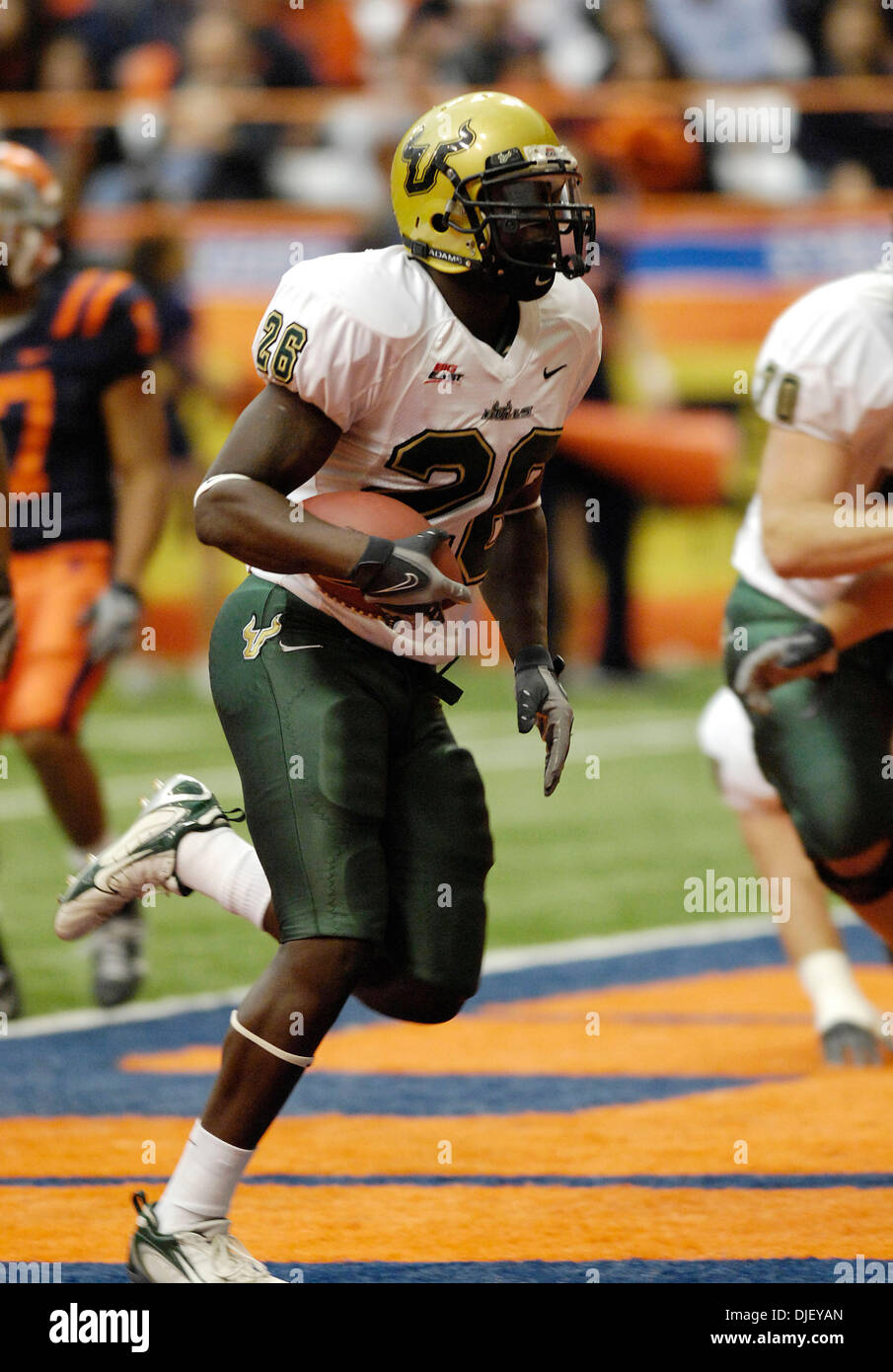 10 novembre 2007: South Florida sconfitto Siracusa 41 - 10 al Carrier Dome in Syracuse, New York. South Florida running back Mike Ford (#26) porta il calcio contro la Syracuse University.(Immagine di credito: © Alan Schwartz/Cal Sport Media) Foto Stock