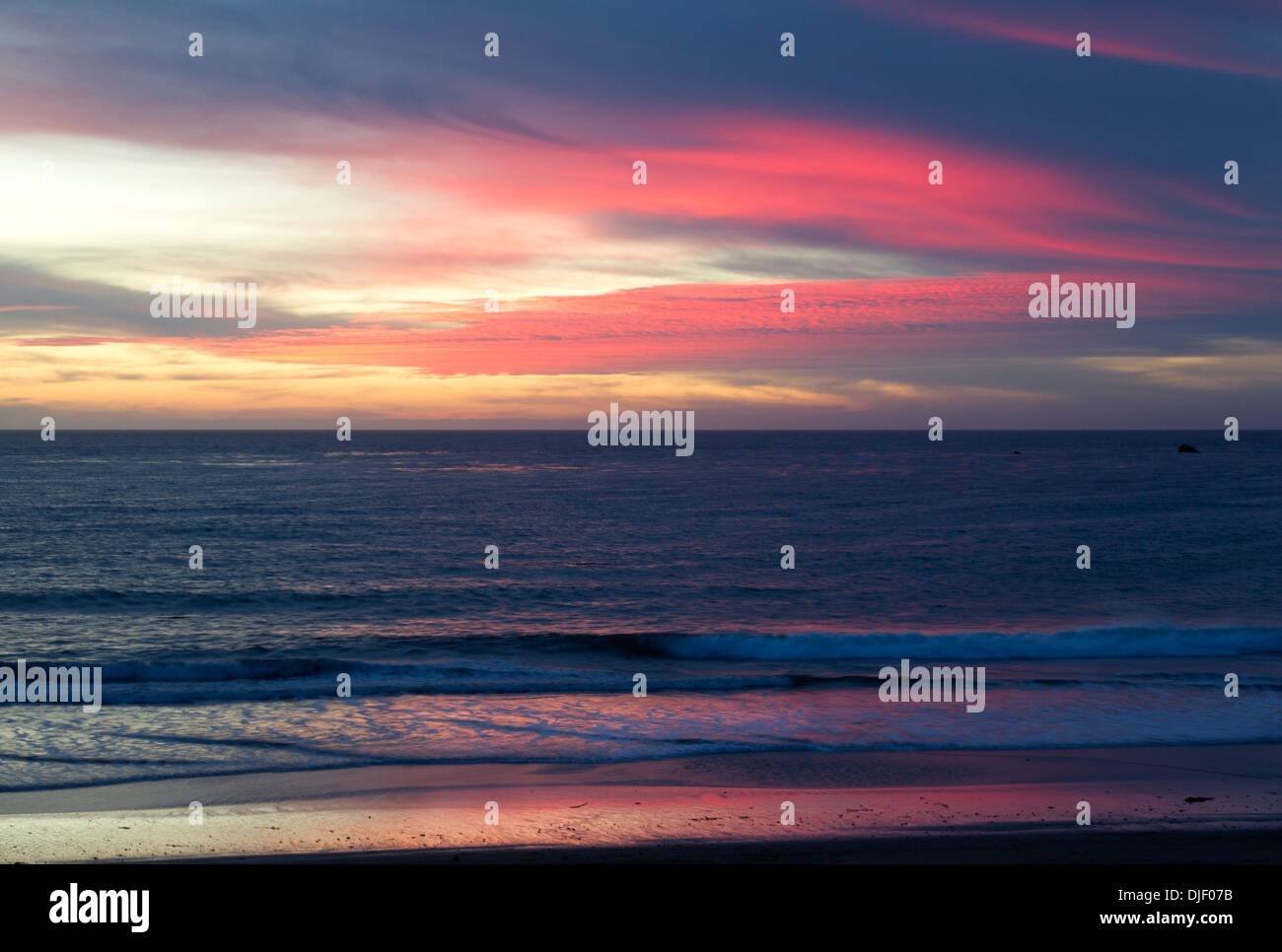 Red Sky al tramonto sull'Oceano Pacifico Foto Stock