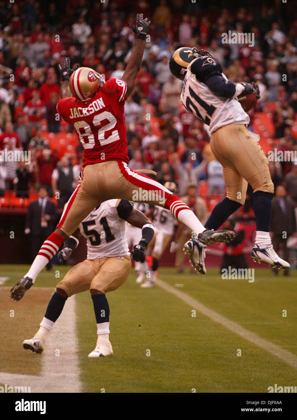 Novembre 18th, 2007 - San Francisco, California, Stati Uniti d'America - San Louis Rams Oshiomogho Atogwe (21) intercetta un pass destinati a San Francisco 49ers wide receiver Darrell Jackson (82) nei secondi finali del quarto trimestre del loro football NFL Game, domenica, nov. 18, 2007 in San Francisco. I Rams ha vinto, 13-9. (Credito Immagine: © D. Ross Cameron/Oakland Tribune/ZUMA Press) Foto Stock