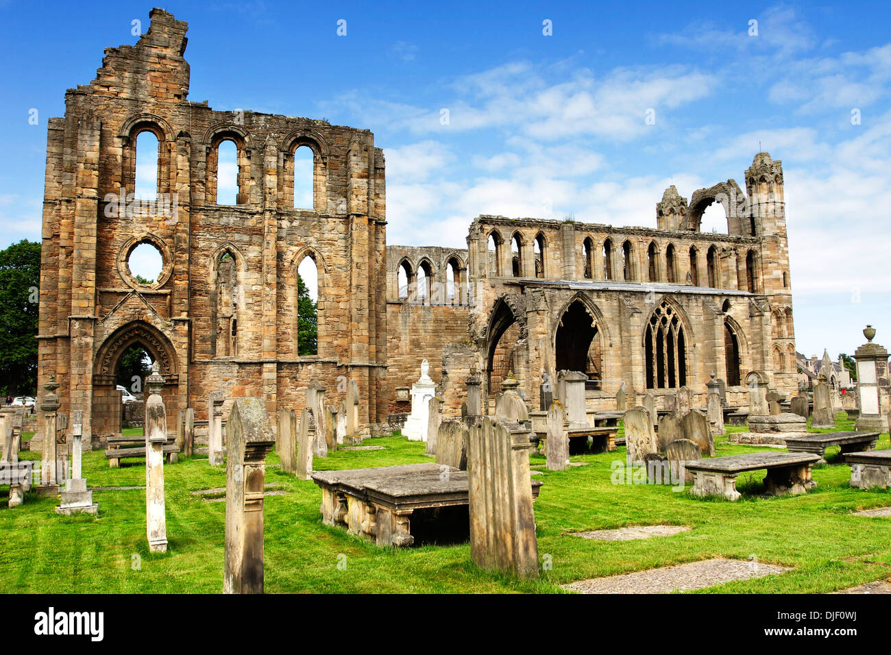 Una vista di rovine e monumenti funerari della cattedrale medievale a Elgin nelle Highlands della Scozia. Foto Stock