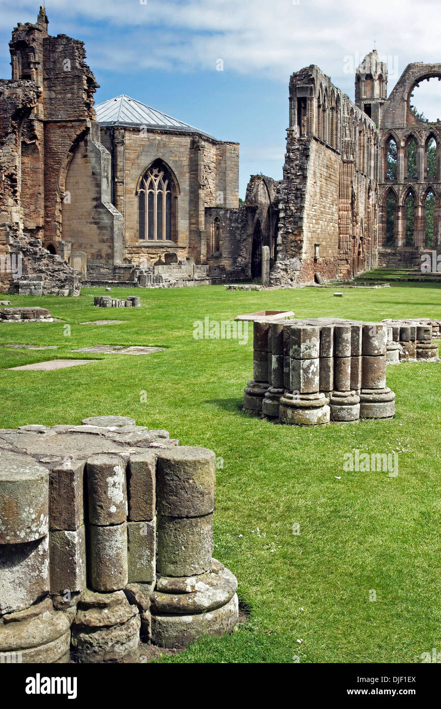 Resti di colonne di pietra entro le rovine della cattedrale medievale a Elgin in Scozia. Foto Stock