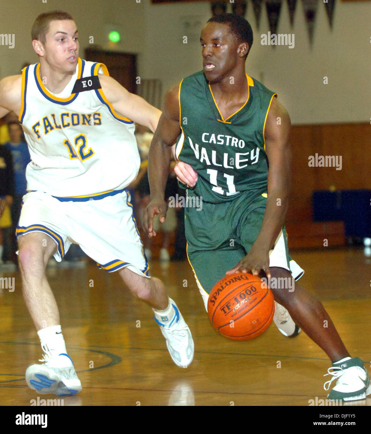 Foothill alta #12 Mike Ford (sinistra) tenta di bloccare Castro Alta Valle #11 Rashad Parker (a destra) durante la prima metà del loro gioco di basket a Pleasanton, California, martedì 4 dicembre, 2007. (Doug Duran/Contra Costa Times/ZUMA Press) Foto Stock