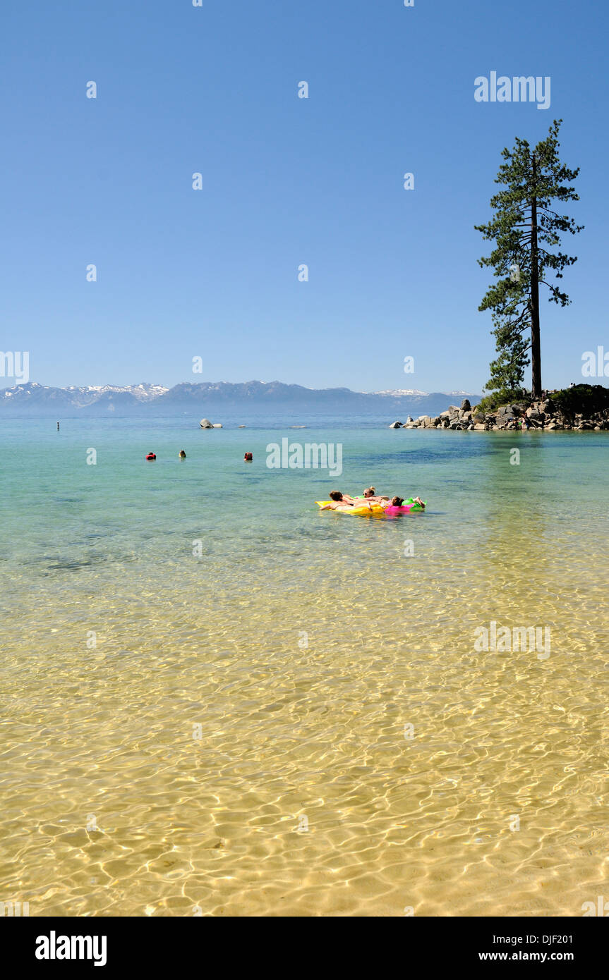 Nuotatori e adolescenti sulle Zattere a Sand Harbor Beach State Park a Lake Tahoe Foto Stock