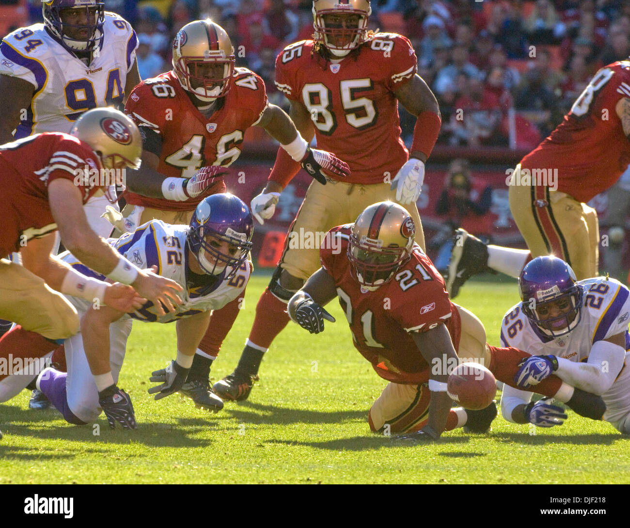 2007 - San Francisco, California, Stati Uniti - San Francisco 49ers vs Minnesota Vikings al Monster Park Domenica, 18 novembre 2007. San Francisco 49ers running back Frank Gore #21 rende il tentativo di recupero di fumble (credito: © Al Golub/ZUMApress.com) Foto Stock