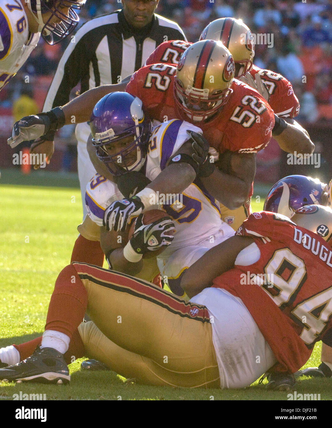 2007 - San Francisco, California, Stati Uniti - San Francisco 49ers vs Minnesota Vikings al Monster Park Domenica, 18 novembre 2007.San Francisco 49ers linebacker Patrick Willis #52 e difensivo fine Marques Douglas #94 affrontare Minnesota Vikings running back Chester Taylor #29 (Credito: © Al Golub/ZUMApress.com) Foto Stock