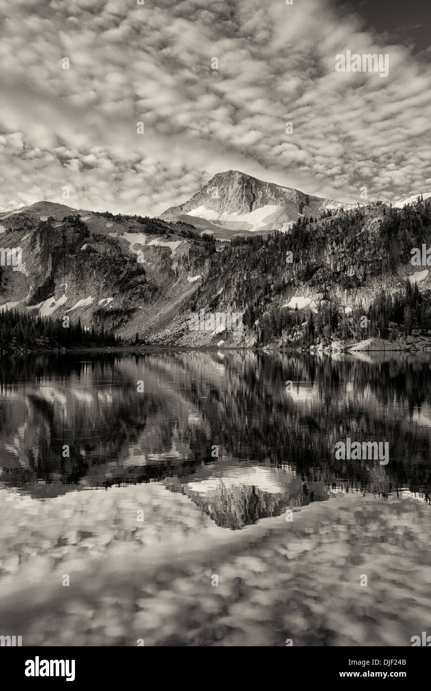 Luce della Sera e di riflessione a specchio del lago sul lago con cappuccio Eagle Mountain. Eagle Cap deserto, Oregon Foto Stock