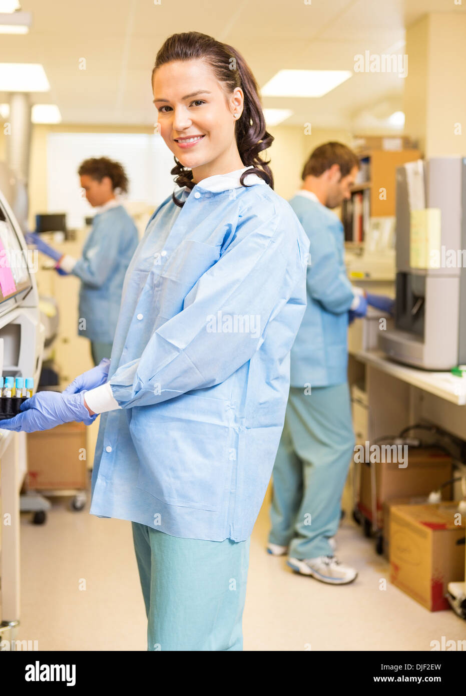 Scienziato con provetta titolare in laboratorio Foto Stock