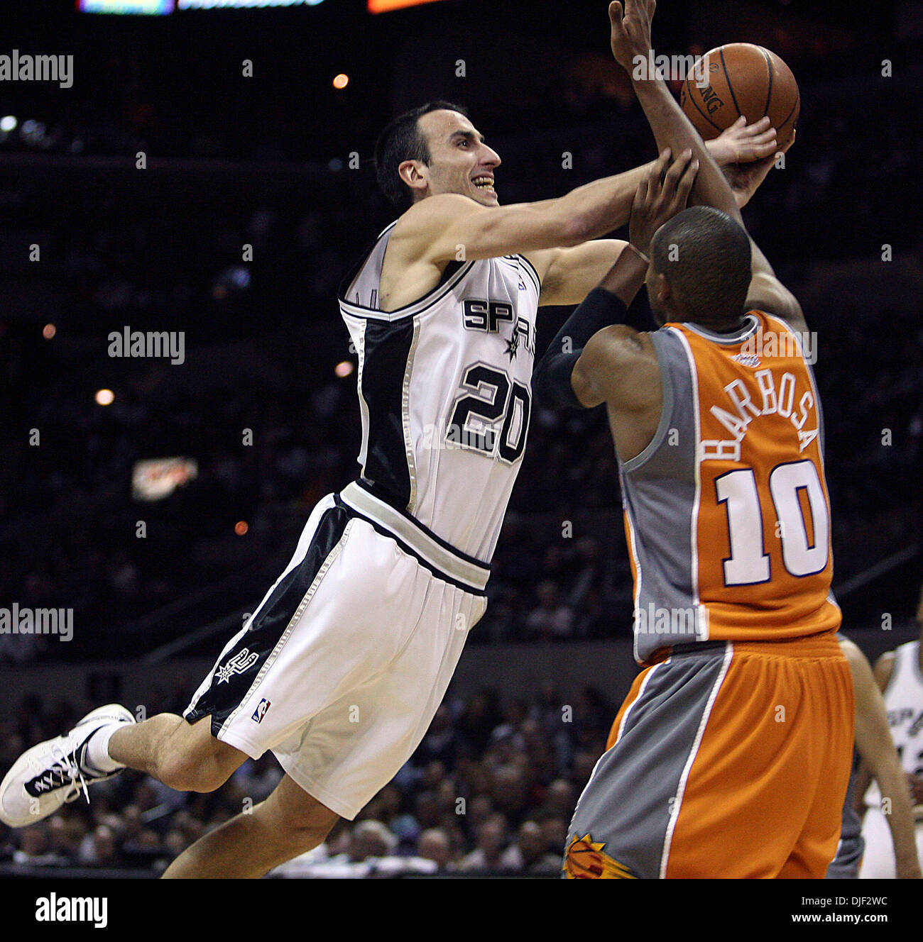 Dic 17, 2007 - San Antonio, Texas, Stati Uniti d'America - Spurs Manu Ginobili ys al cestello come Phoenix Suns Leandro Barbosa tenta di difendere sul giocare al at&t center Martedì Dec.17, 2007. (Credito Immagine: © Delcia Lopez/San Antonio Express-News/ZUMA Premere) Restrizioni: * San Antonio, Seattle quotidiani e tabloid USA diritti * Foto Stock